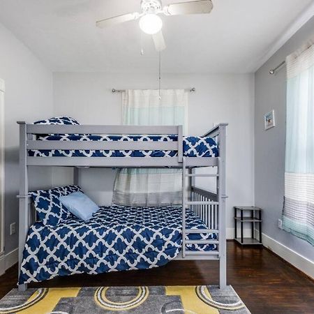 Cozy Sea Breeze Bungalow - 2 Mins To The Beach Galveston Exterior photo
