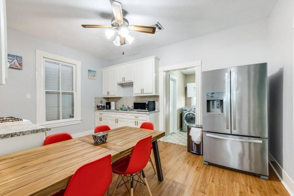 Cozy Sea Breeze Bungalow - 2 Mins To The Beach Galveston Exterior photo