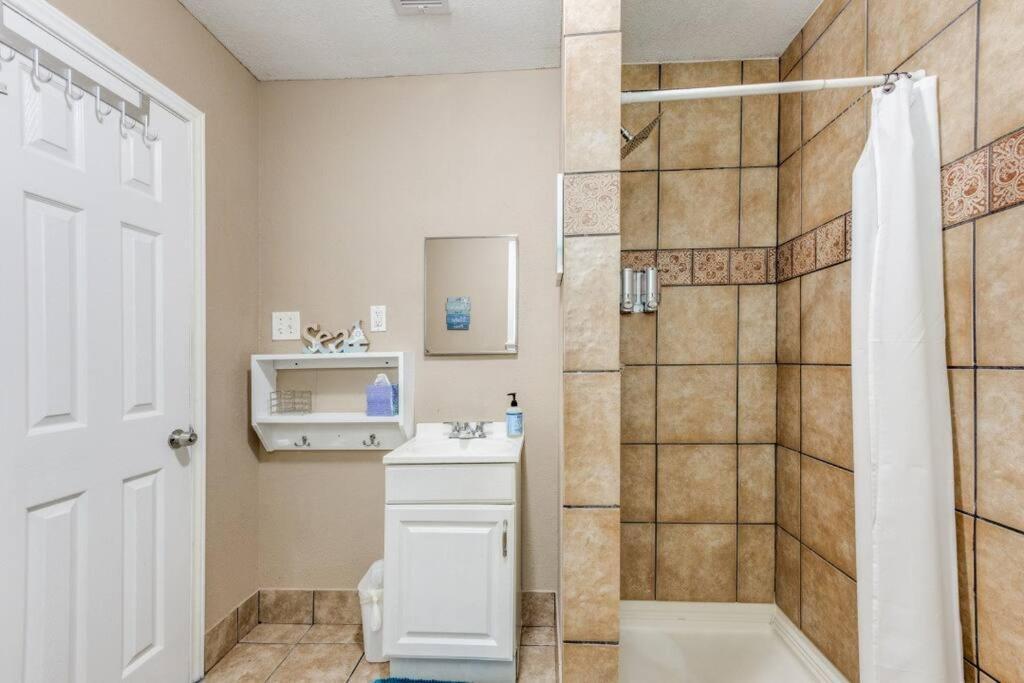 Cozy Sea Breeze Bungalow - 2 Mins To The Beach Galveston Exterior photo