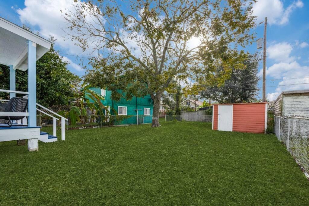 Cozy Sea Breeze Bungalow - 2 Mins To The Beach Galveston Exterior photo